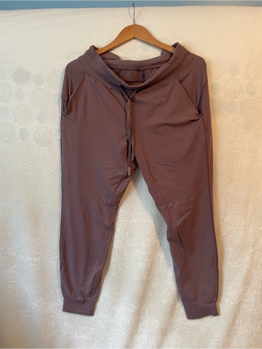 Lululemon Women’s Casual Drawstring Jogger Pants in Dusty Mauve